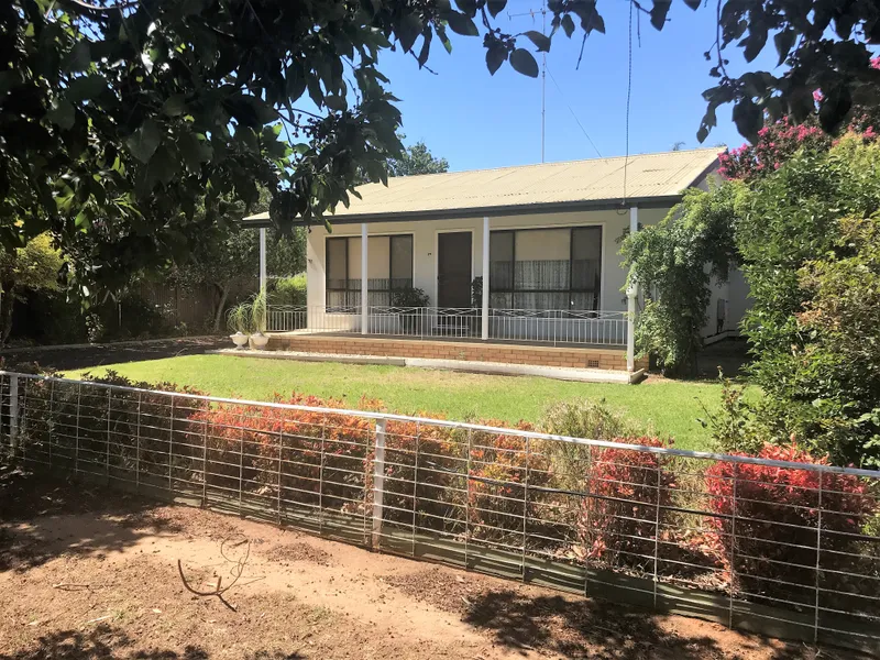 “QUIRKY” COTTAGE WITH PLENTY OF ROOM TO MOVE.