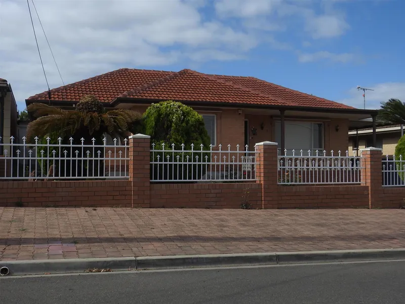 FAMILY HOME LOCATED AT THE FOOT OF THE HILLS