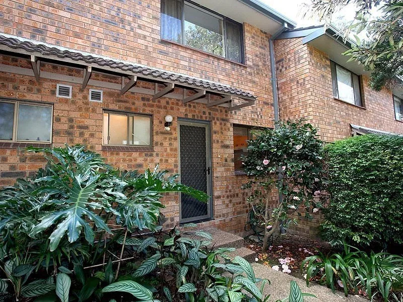 Spacious unit with two good sized bedrooms in a quiet leafy area