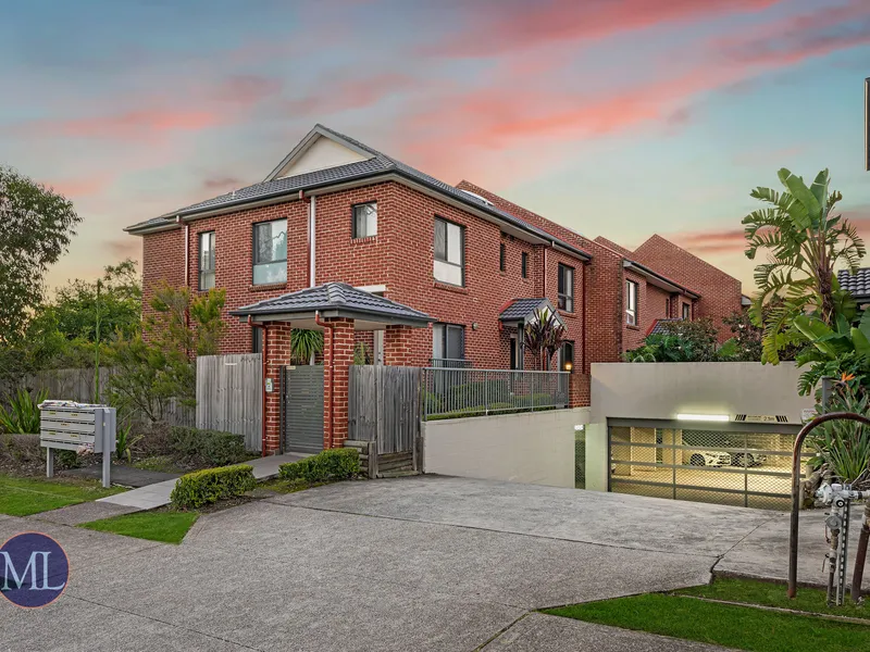 Full Brick Townhouse - 700m to City Bus