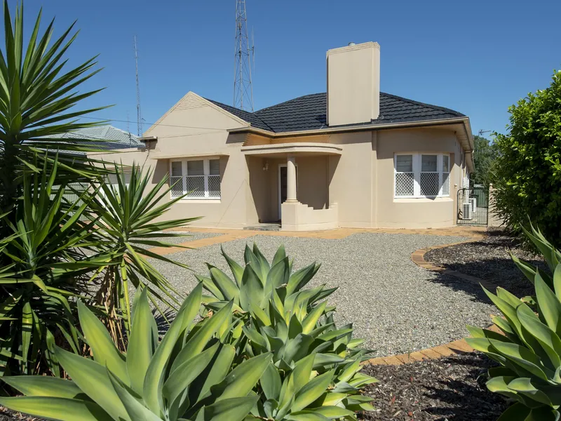 SPACIOUS FAMILY LIVING ON CORNER BLOCK