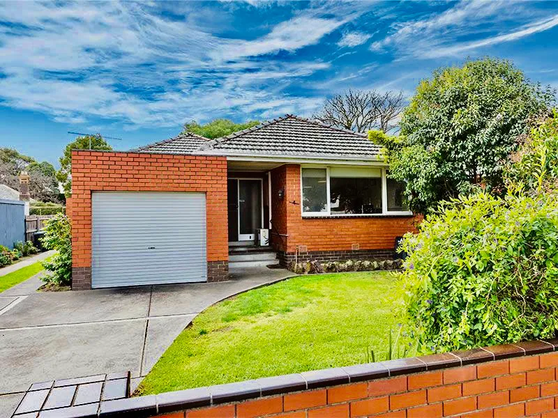 STUNNING RENOVATED VILLA IN THE HEART OF BRIGHTON!