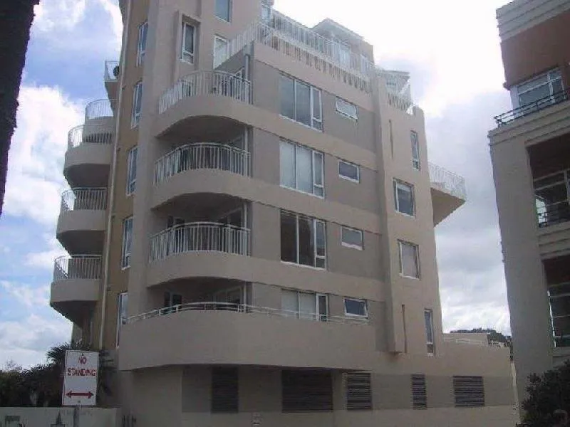 Excellent One (1) Bedroom Port Melbourne Apartment!