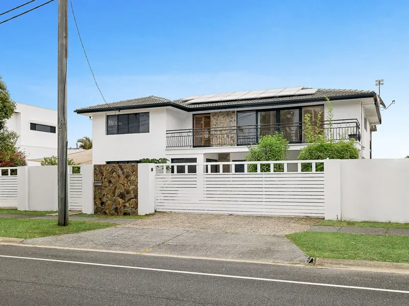 Large Waterfront Family Home With Multiple Living Areas