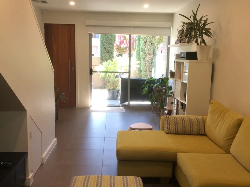 PERFECT LOCATION STUNNING TOWNHOUSE