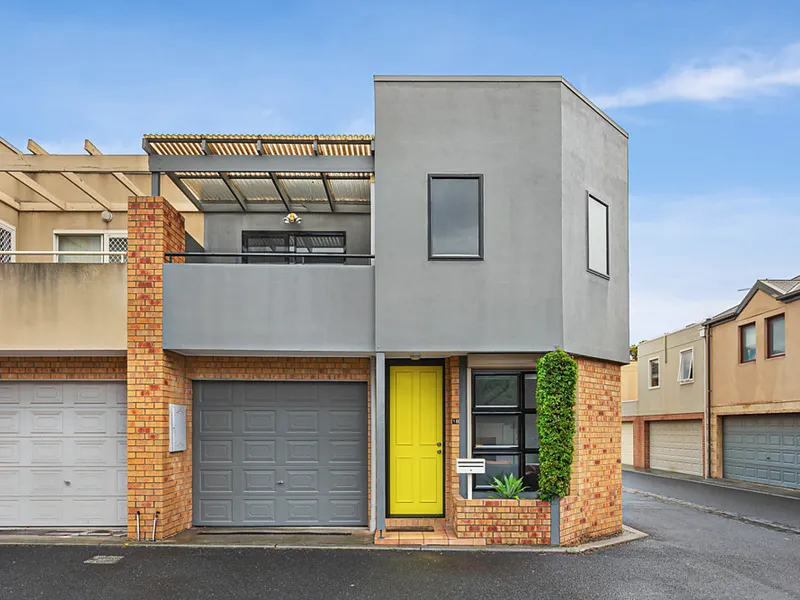 IMMACULATE MODERN TOWNHOUSE!