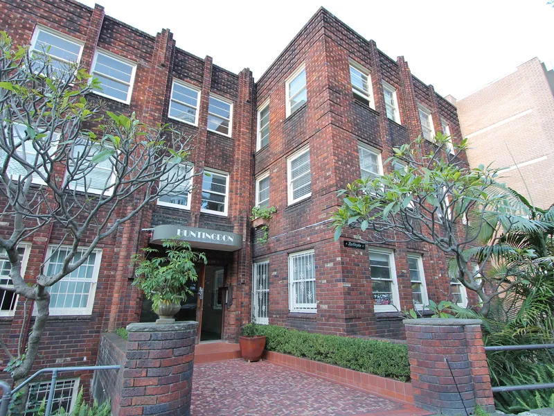 Ground Floor One Bedroom Apartment with Sunroom