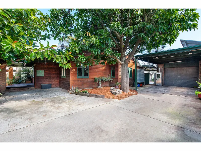 SO CLOSE TO THE CITY - SOUTH ALBURY