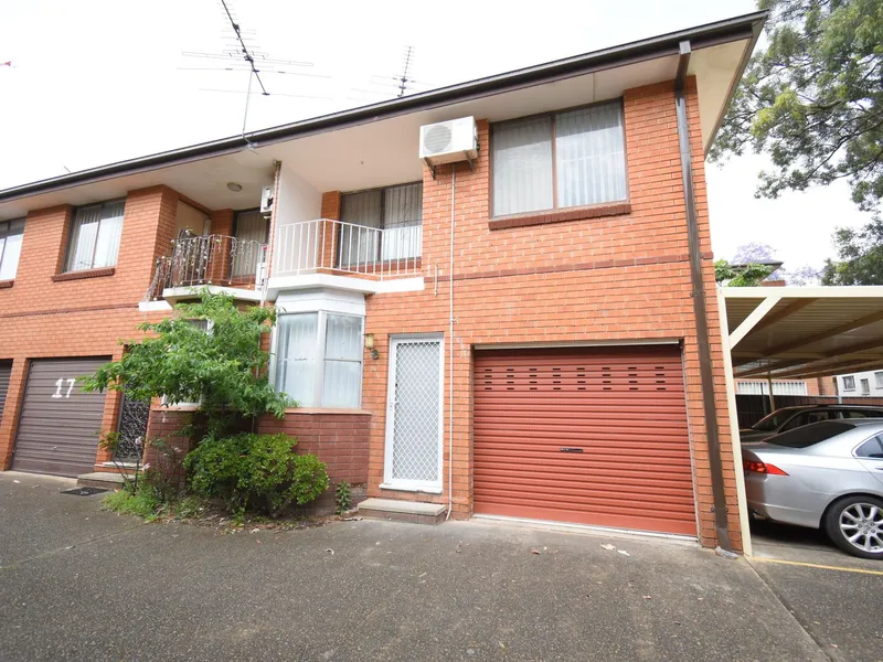 FULLY RENOVATED 3 BEDROOM TOWNHOUSE 