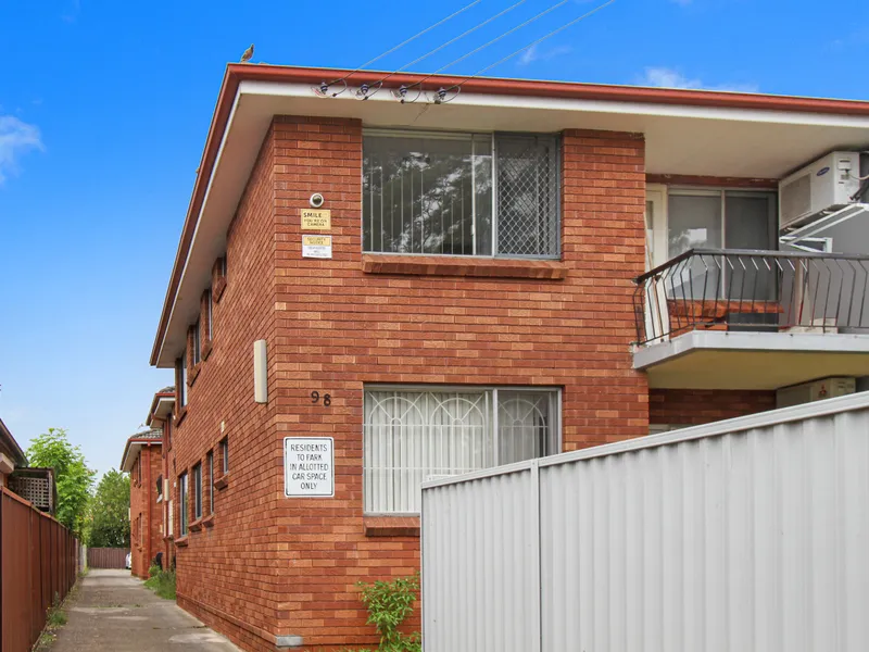 Ground floor over-sized apartment Now Available