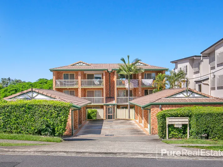 Top Floor 2 Bedroom Unit - Steps from Toombul Shopping Centre