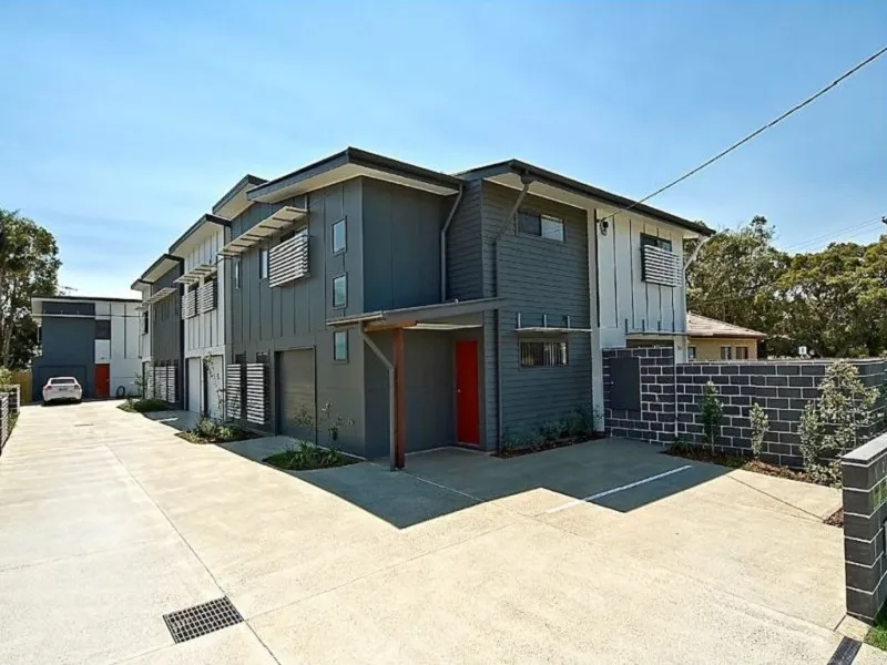 MODERN 3 BEDROOM TOWNHOUSE CLOSE TO WATER