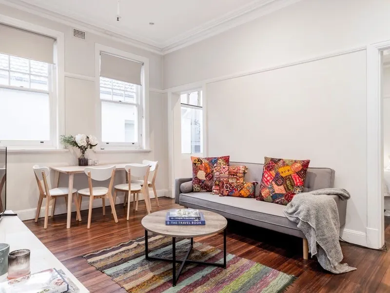 Over-sized Art Deco One Bedroom Apartment!