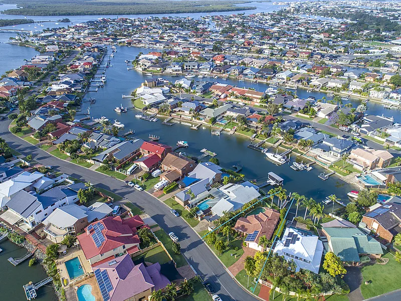 Waterfront Entertainer - N/E Aspect - Minutes to Broadwater