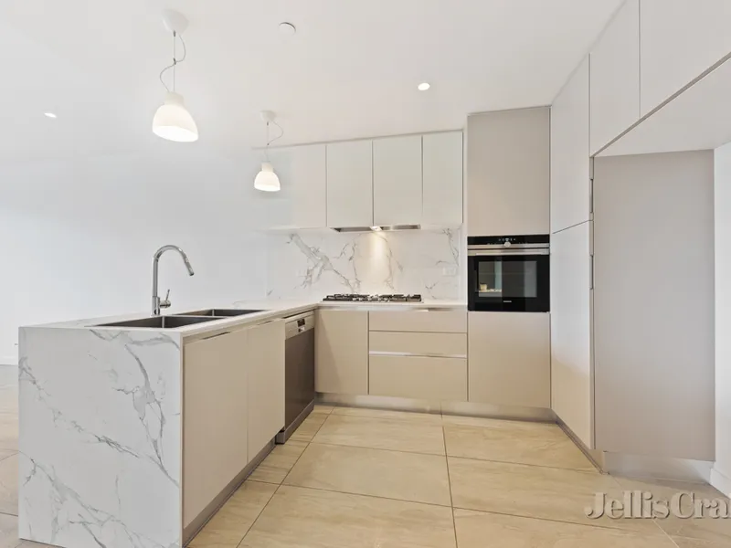 Luxury 2 bedroom apartment in the heart of Ivanhoe with easy access to Darebin Station