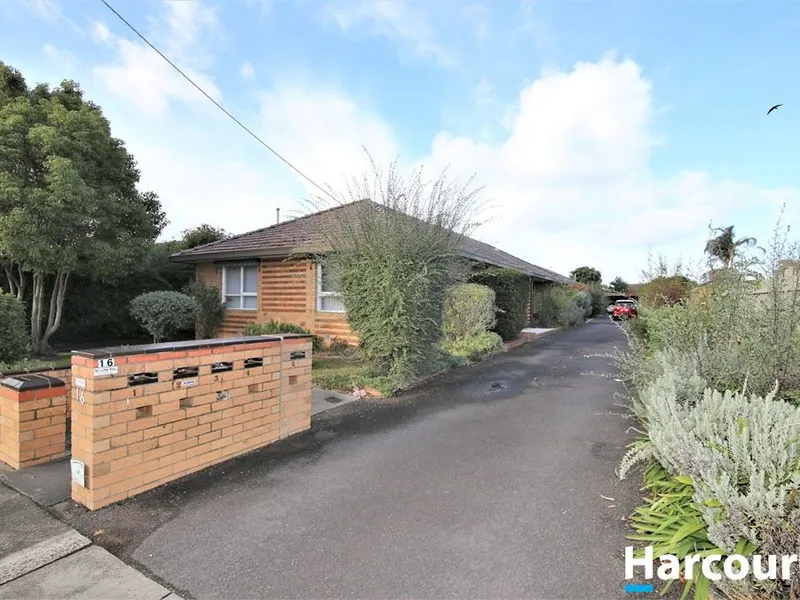 Spacious 2 Bedroom Unit walk to School!