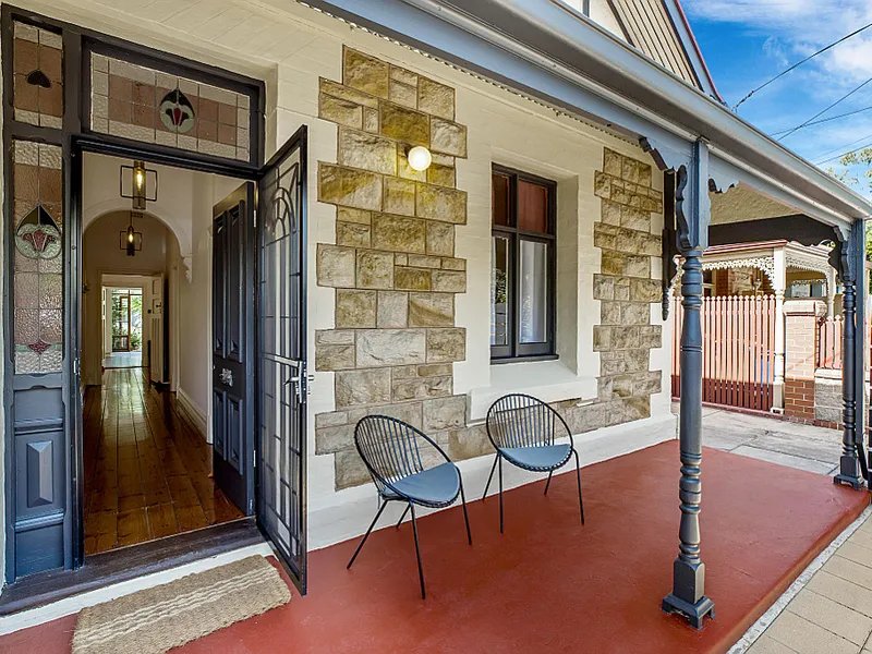 Chic single fronted cottage in blue-chip locale 