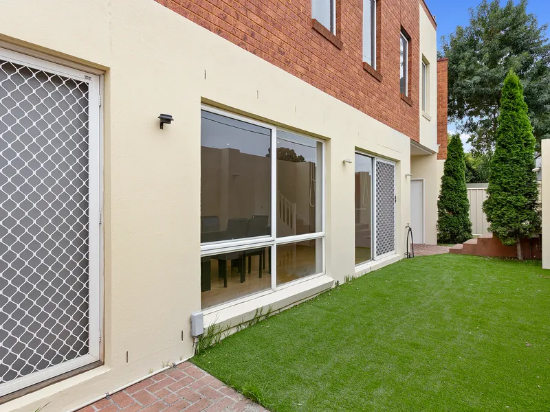 CHARMING & AFFORDABLE THREE BEDROOM TOWNHOUSE IN IDEAL LOCATION!