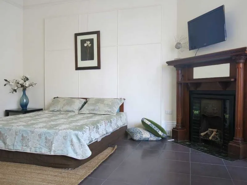 SUPERB BEACHSIDE LOCATION STUDIO OVERLOOKING WATER - ALL BILLS INCLUDED
