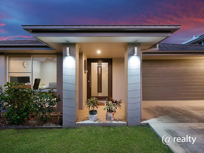 SPACIOUS & IMMACULATE CONTEMPORARY WARNER LAKES GEM! DUCTED AIR + SOLAR + SIDE ACCESS!