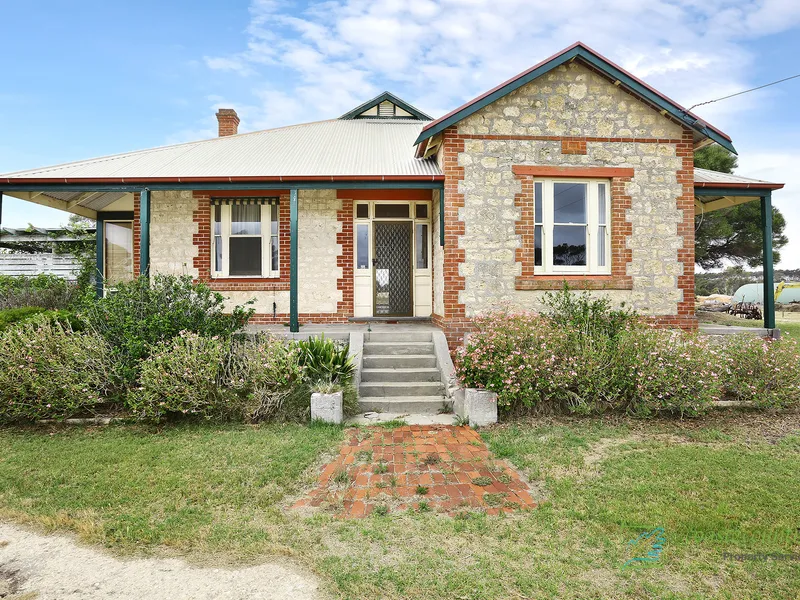 Circa 1912 renovated Stone Villa overlooking beautiful Lake Albert