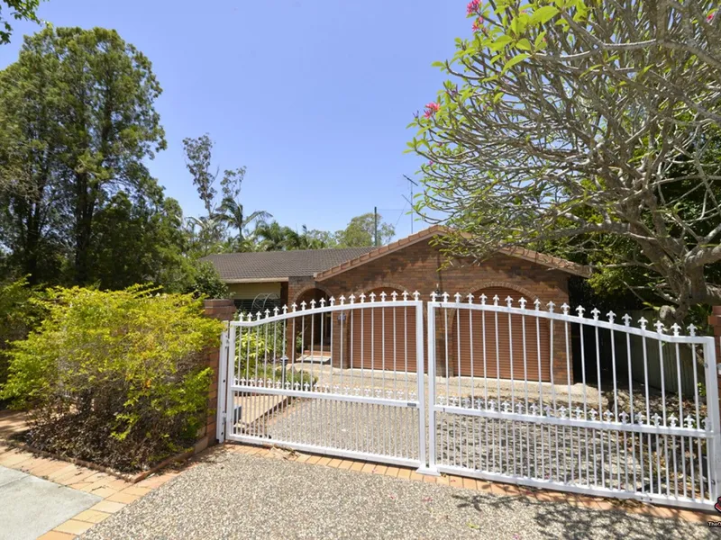 Spacious home 2 minute walk to Mt Ommaney Shopping Centre