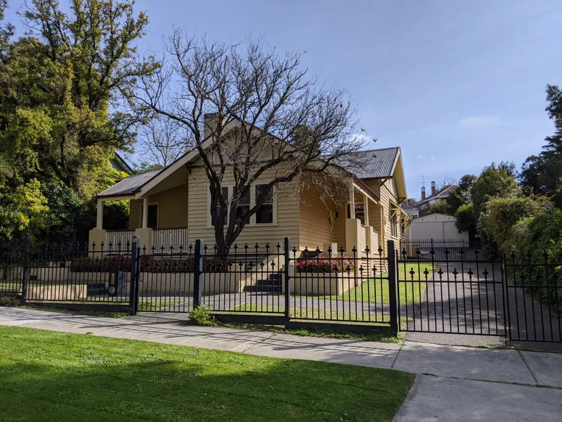 Move in and Relax - with Gardener & Pool cleaner included!