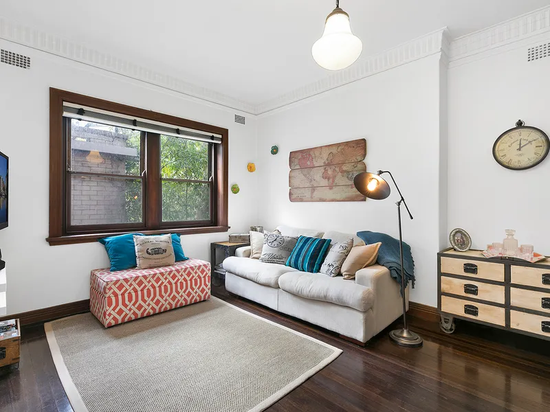 Stylish Art Deco Apartment Moments to Woollahra Village & Edgecliff Station