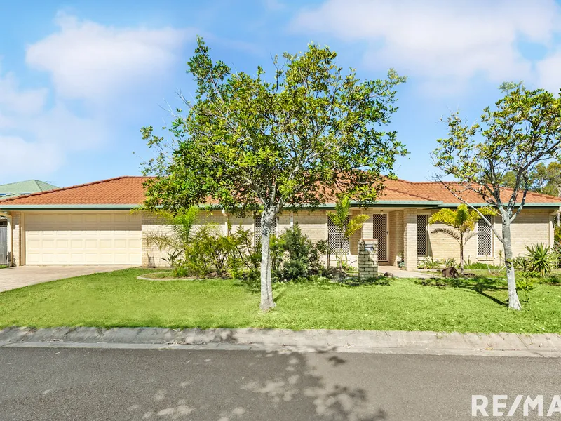 Spacious Family Home opposite park