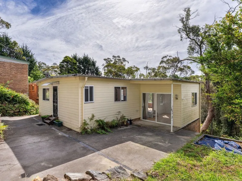 2 BEDROOMS | 1 BATHROOM | OFF STREET PARKING