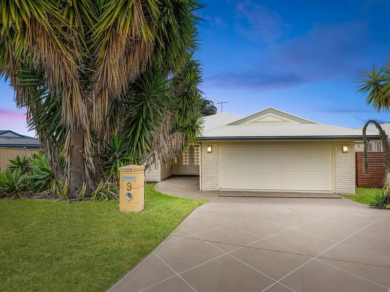 DUCTED A/C THROUGHOUT, MULTIPLE LIVING AREAS, SIDE-ACCESS, SOLAR