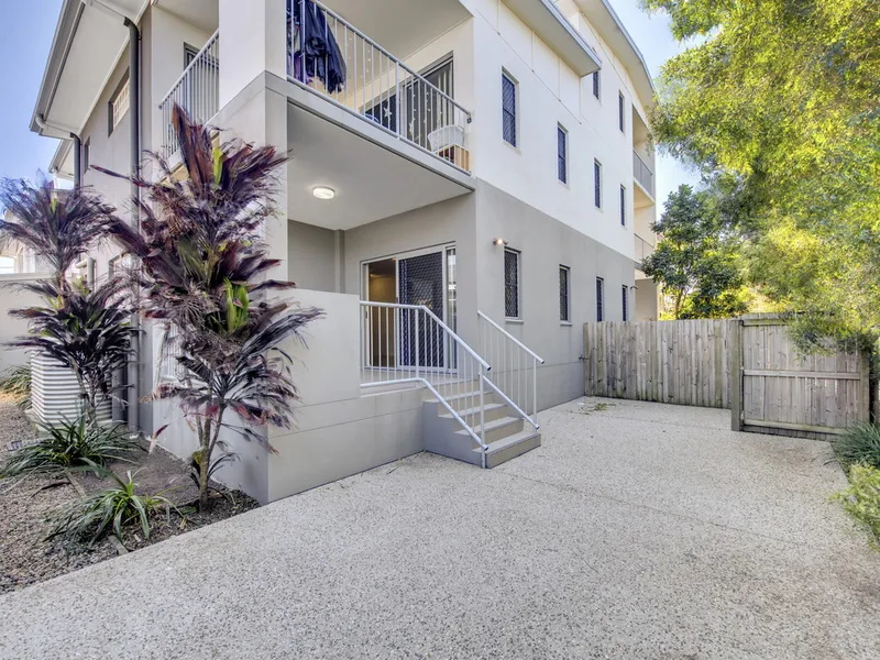 Modern Unit with Spacious Outdoor Area - 2 minutes to Zillmere Station