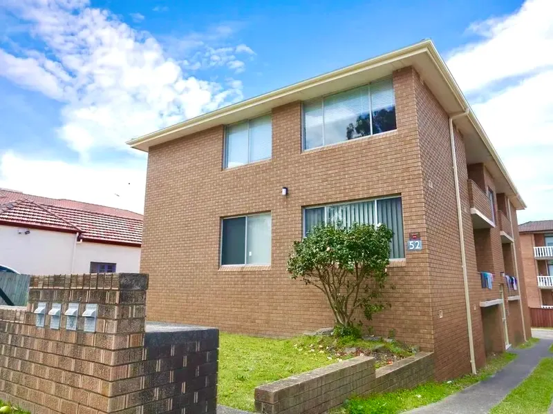 Spacious 2 Bedroom Unit in Prime Location 