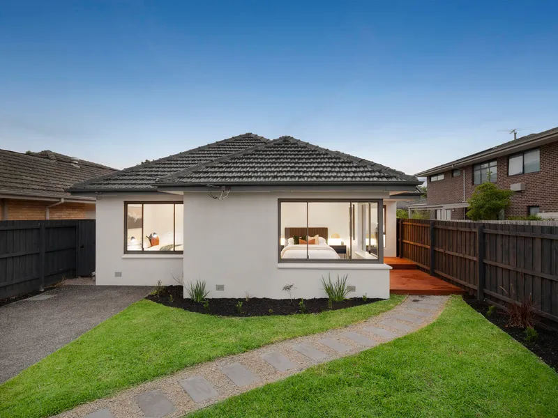 Single-Level, Streetfront & So Close to It All!