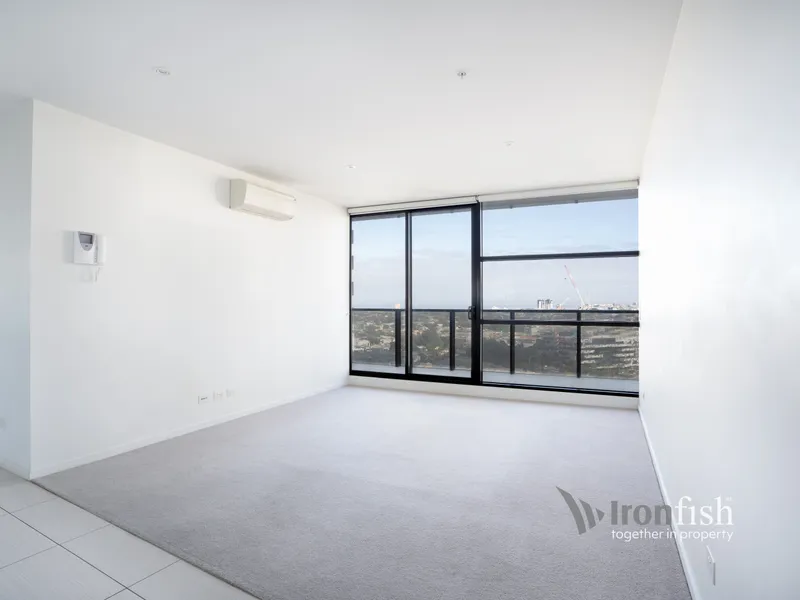 LIGHTFILLED, PREMIUM APARTMENT WITH BAY VIEWS