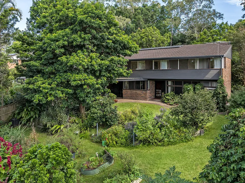 Classic Mid-Century Style Meets Sensational Size & Substance On A Whopping 1,237sqm Block!