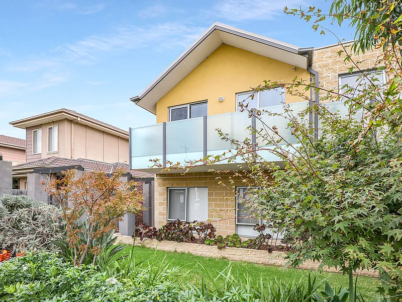 Modern Bayside Apartment - Sure to Impress!