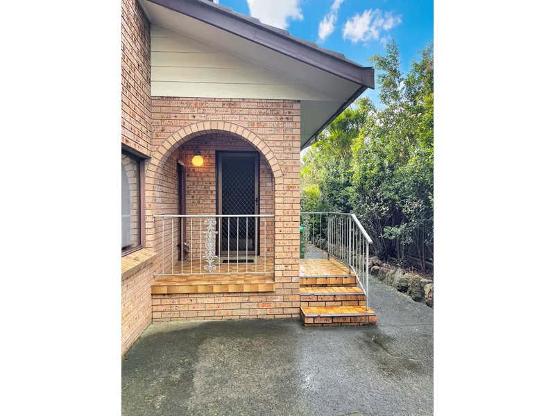 Neat villa, walk to beach & shops