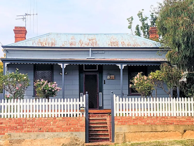 STYLISH RENOVATED PERIOD VICTORIAN HOME IN FABULOUS LOCATION!