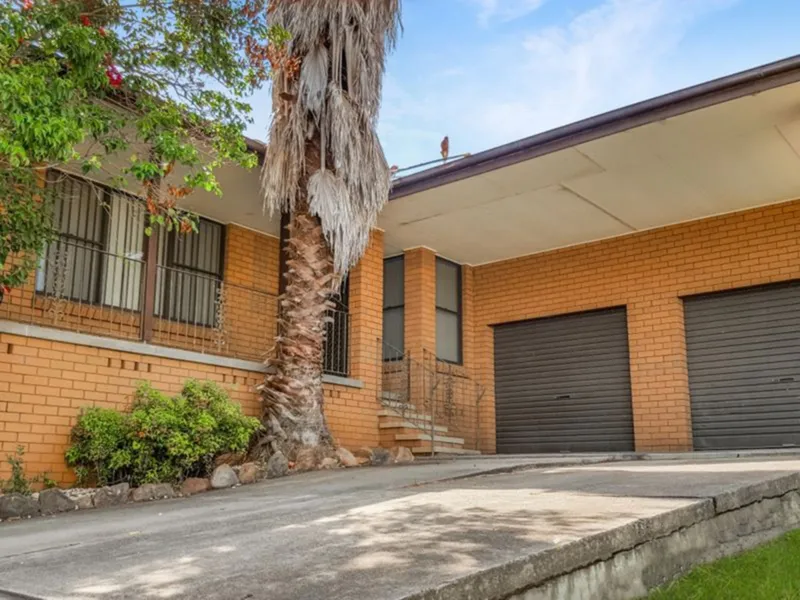 FAMILY HOME WITH AIR CONDITIONING AND DOUBLE LOCK UP GARAGE