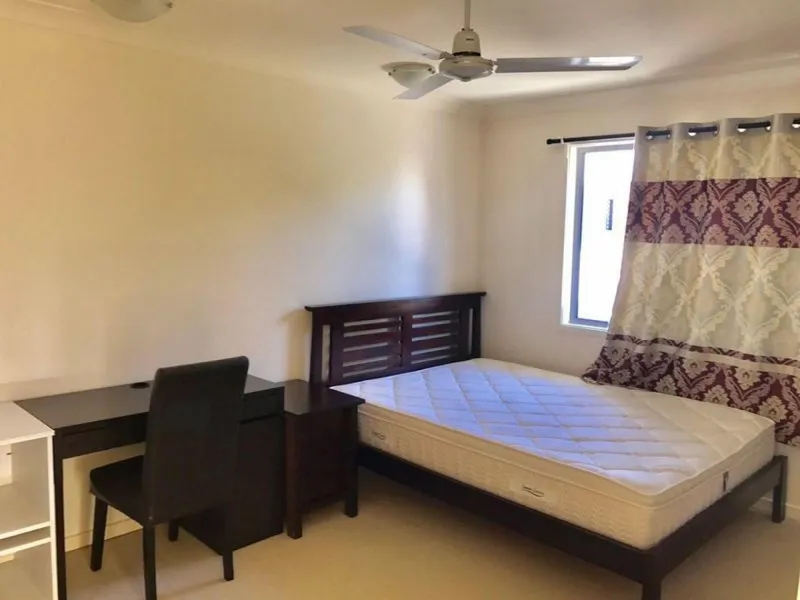 Spacious 3 bedroom townhouse, laminated floor, A/C