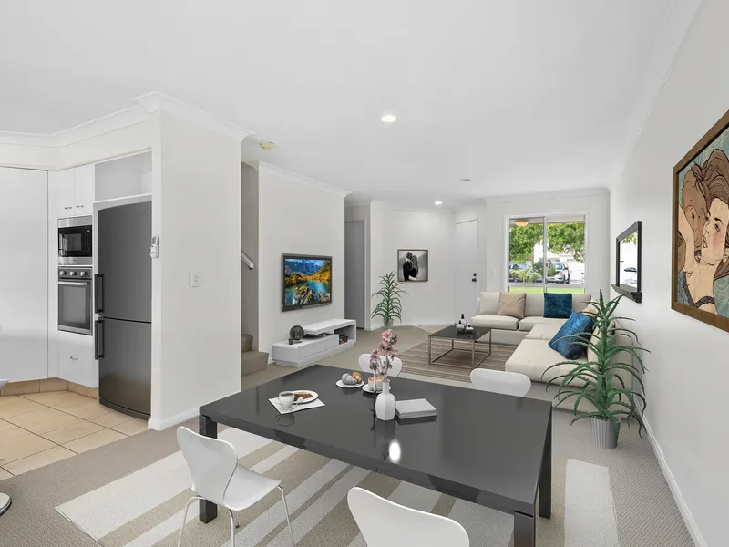 Large townhouse in secure complex with pool!