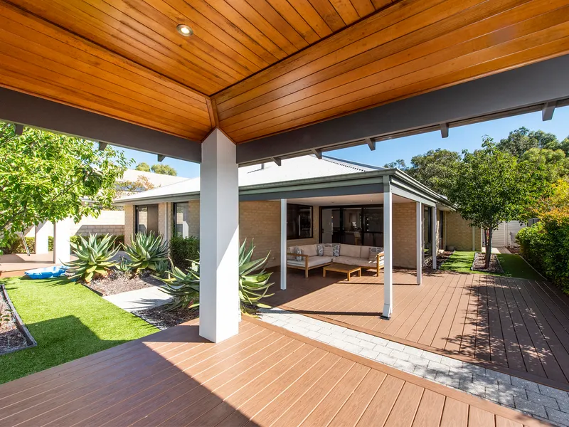EX DISPLAY HOME WITH THE LOT !