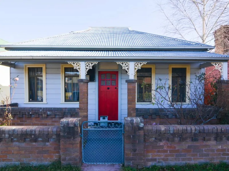 Charming 3-Bedroom Weatherboard Home: Classic Appeal with Modern Comforts