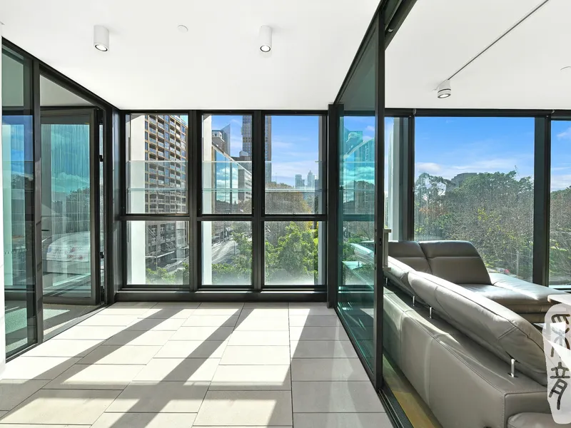 Beautiful North Facing Direct Hyde Park View 2 Bedroom + Large Study Apartment On Top of the Museum Station in the heart of the CBD!