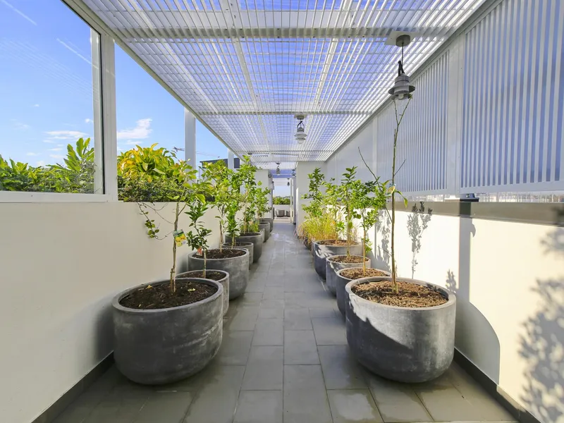 Modern West End  Level 2 - Prime Riverside Location