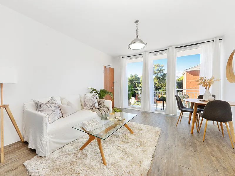 Move Straight in to Style and Sunshine