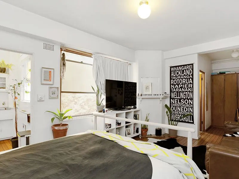 Spacious unfurnished character studio in Cahors