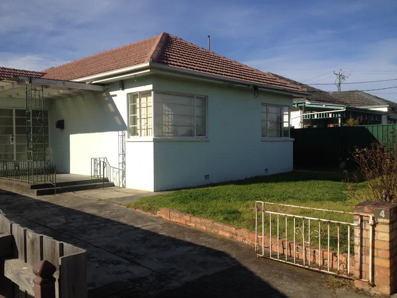 IDEAL THREE BEDROOM HOUSE-THE CHOICE IS CLEAR!