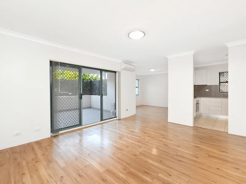 HUGE COURTYARD APARTMENT